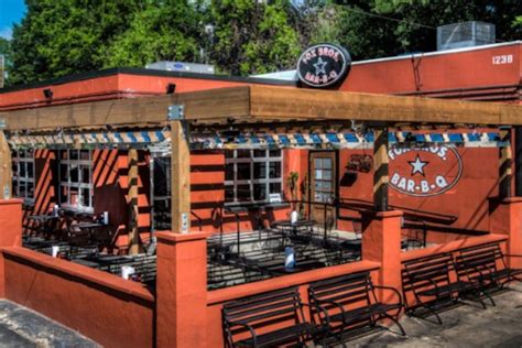 Fox bros - Aug 30, 2021 · Jonathan and Justin Fox, twin brothers and pitmasters, have opened the second location of Fox Bros. Bar-B-Q in Atlanta’s Upper Westside. Located at The Works, across from the one-acre park known ...